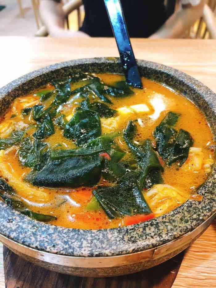 看样子就好吃 这个石锅饭端上来的时候还有滋滋声 料很足 这个海带汤