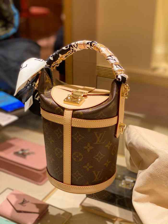 lv路易威登(杭州大厦女士店)-"包身28厘米长,20厘米宽.磁扣开合.带.