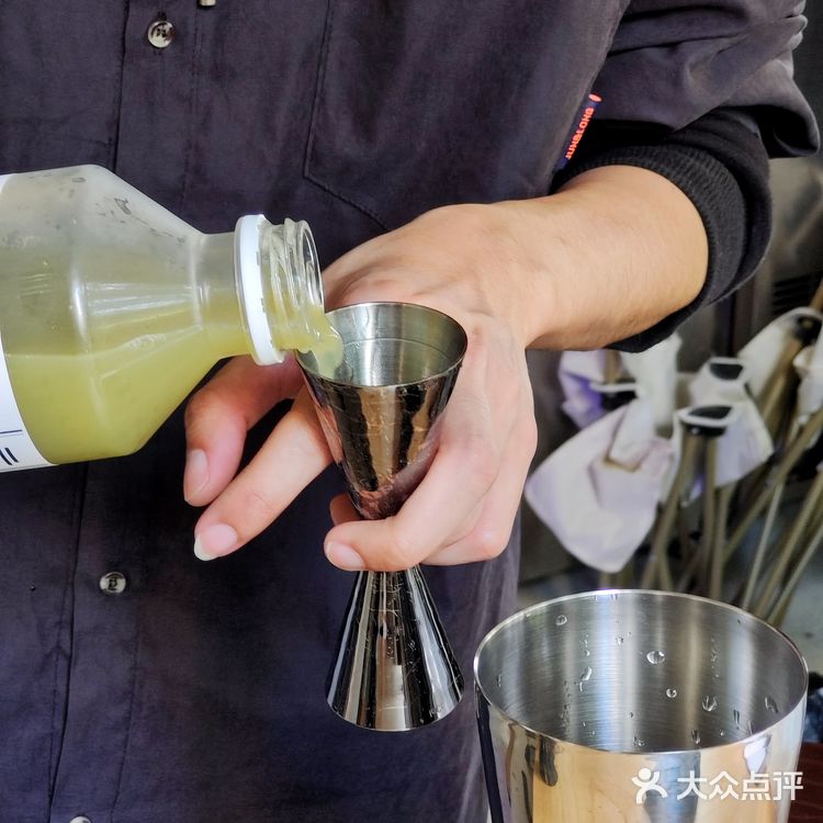 酒吧也这么卷吗？鸡尾酒也可以外带啦！