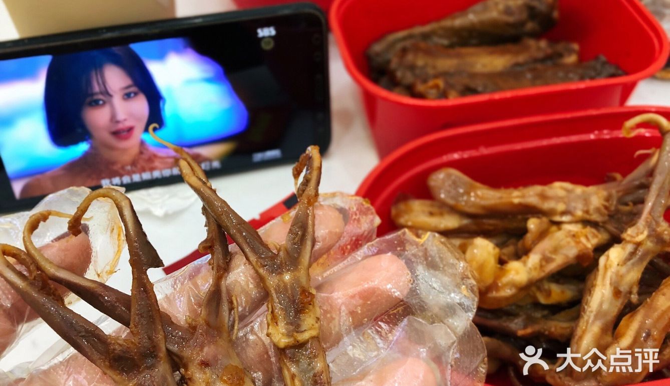 美味暴击❗️吃卤味界顶流鸭舌看顶楼