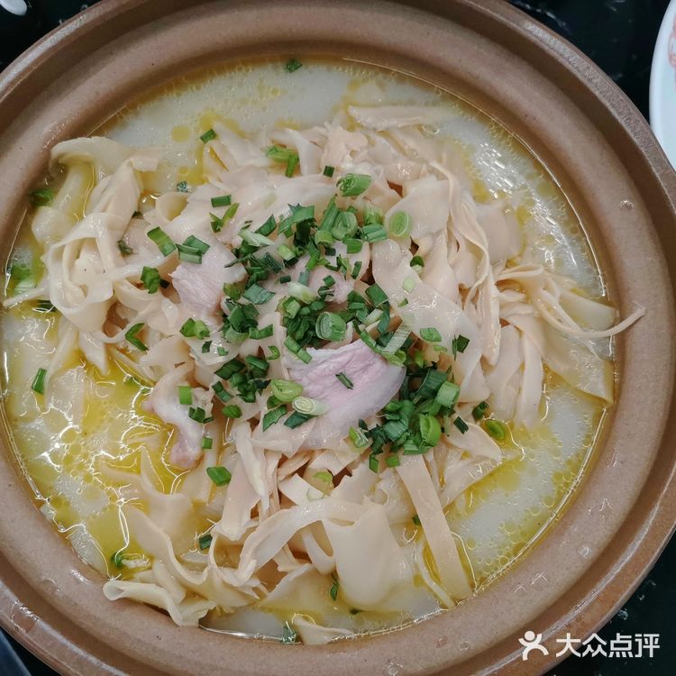 周末和姐妹一起去南新路上的稻山村吃饭，中午饭点已经有