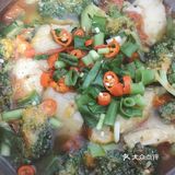 香菜，小米辣。巨巨巨好吃汤也很鲜美！