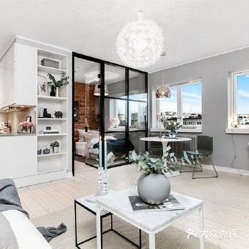 这处公寓的室内面积约为45平米，屋主将做了格局重整