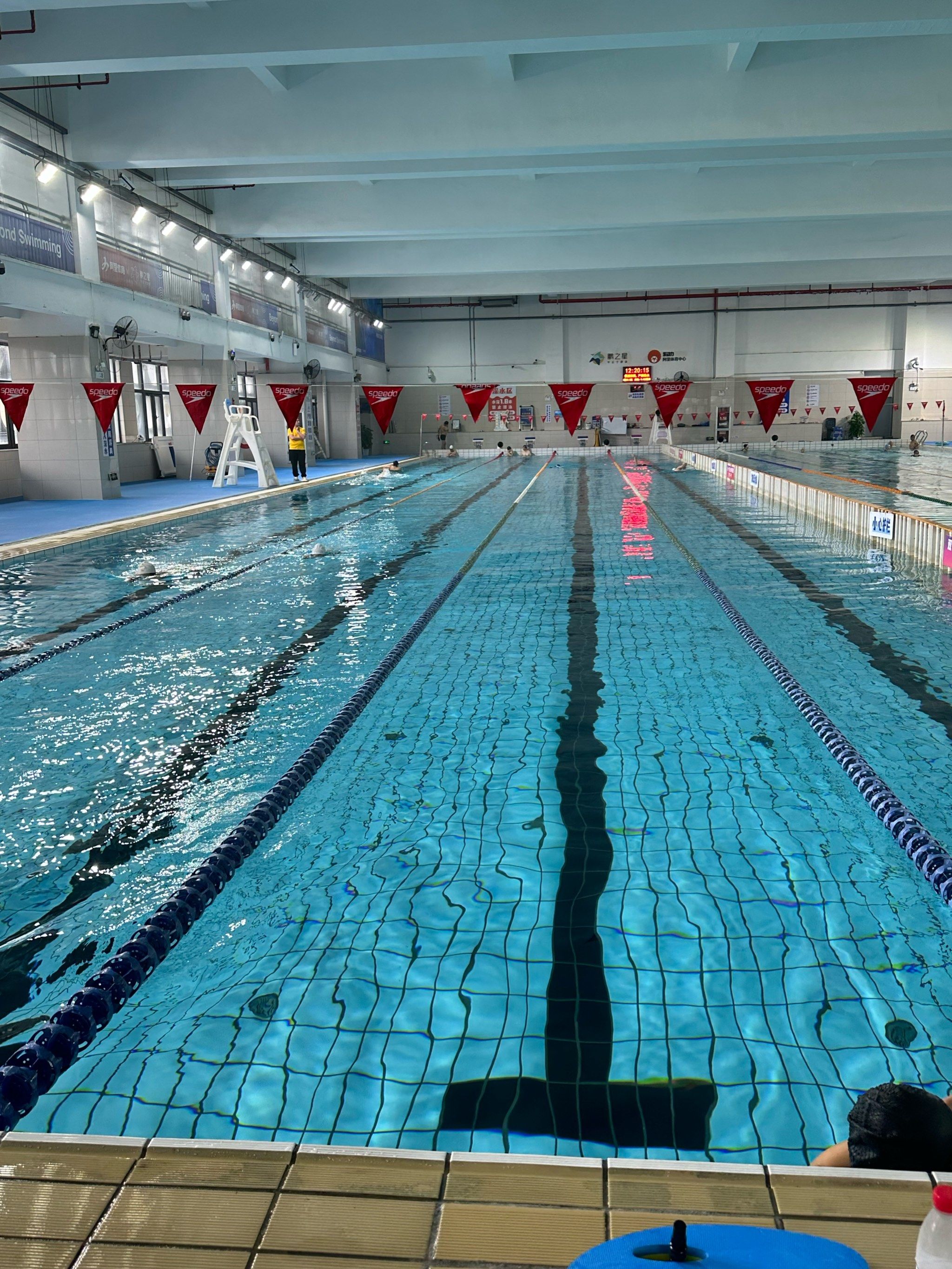 在客运中心和九堡地铁站中间的阿里体育中心,3楼是游泳馆✔️