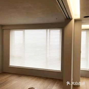 朝江景方向的所有窗户都是电动香格里拉帘，轻轻一摁
