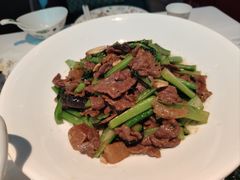 菜心摔打鲜牛肉-桂满陇·蟹黄小笼汤包(巴黎春天浦建店)