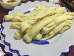 -粘豆包柴火铁锅炖