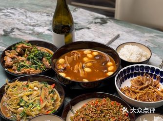 居家做饭不仅是日常生活的一部分，更是一种享受与挑战