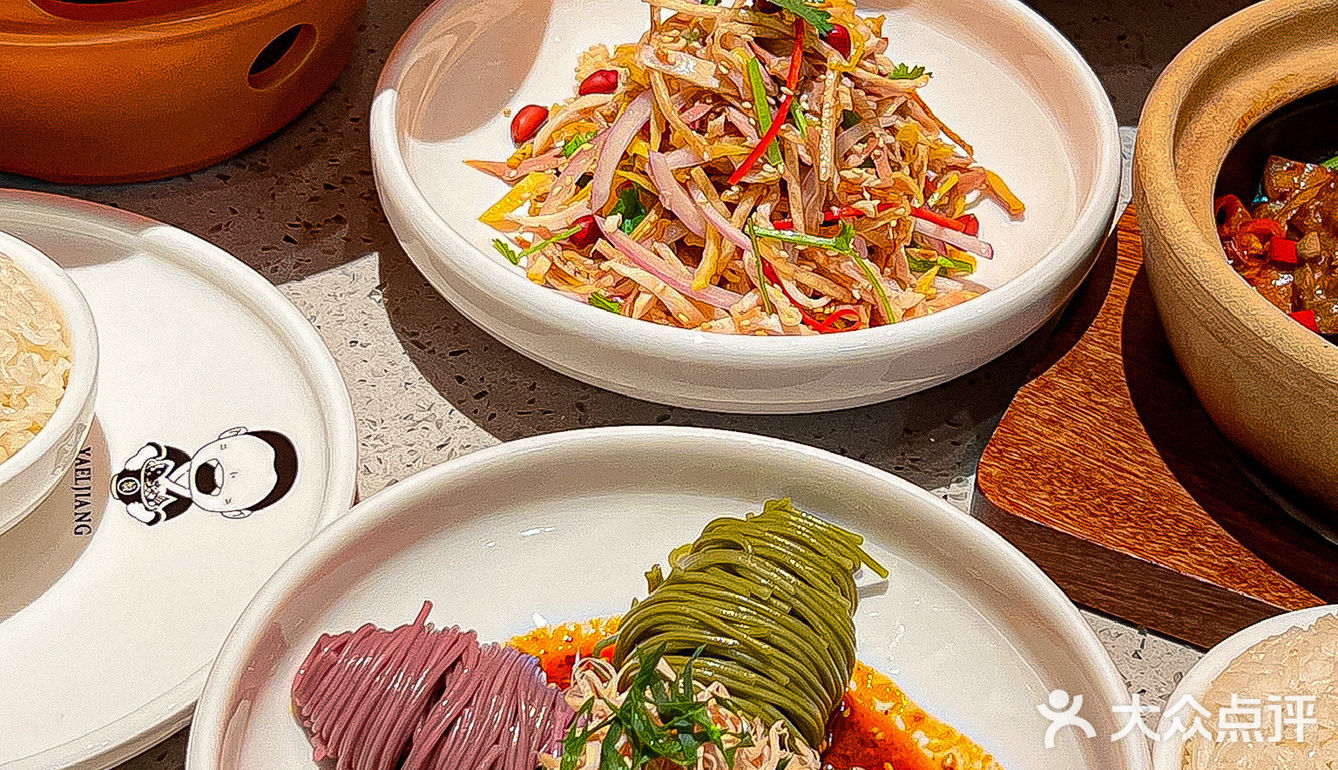 会主动介绍他们家的的招牌酸菜鱼 几乎是每桌必点！