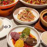 会主动介绍他们家的的招牌酸菜鱼 几乎是每桌必点！