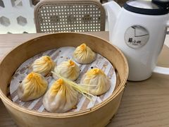 手拆六月黄小笼包-苏小柳点心·手作小笼包(浦东嘉里城分院)
