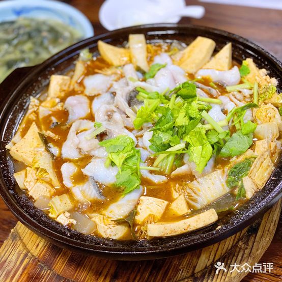 李卫鱼庄(新华福广场B座店)