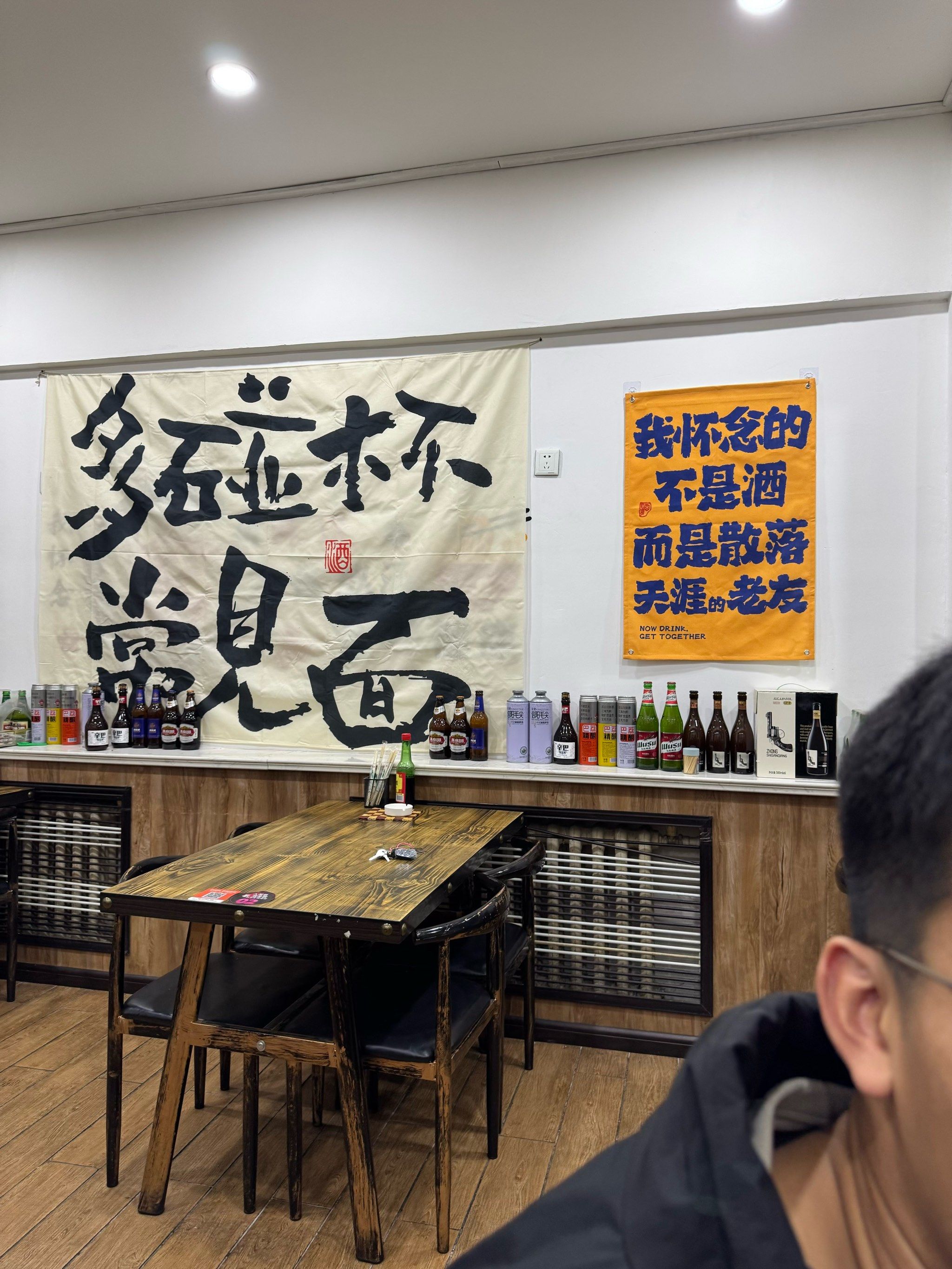 嘎嘎板正 啤酒种类多 整个小黑板菜单像上