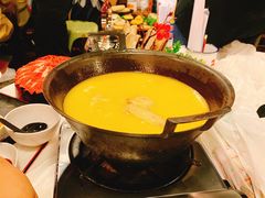 浓厚原只鸡煲花胶汤-鲜入围煮花胶鸡海鲜火锅