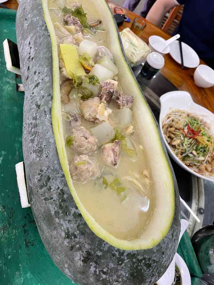 非常难吃.建议大家吃开锅那种冬瓜盅.这个冬瓜船是提前煮好的.不入味.