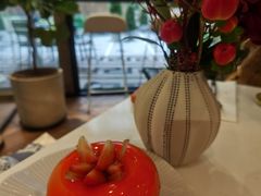 葡萄柚草莓萨伐仑松饼-潮一不贰·法式甜品·生日蛋糕·西式简餐(外滩店)