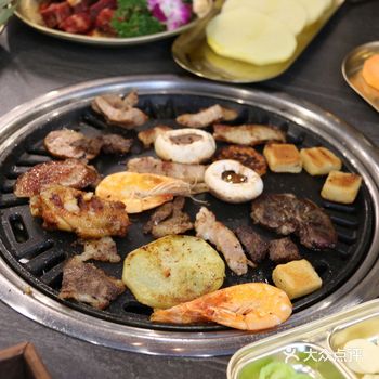 炭火烤肉界 “显眼包”！一口就沦陷​