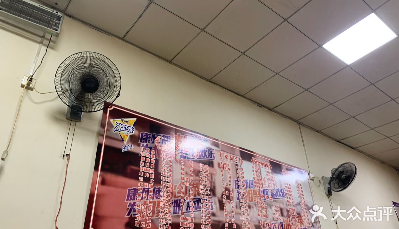 这个烤翅不是翅中，是烤全翅，还有泰卷