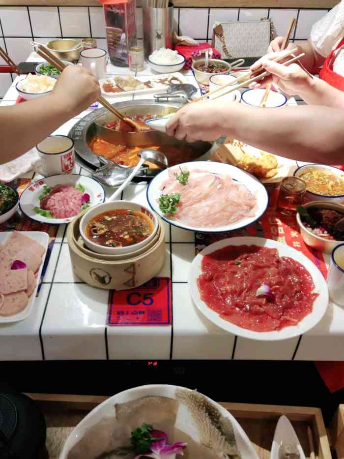 去明星店探店就图个热闹陈赤赤大黑牛这个火锅店