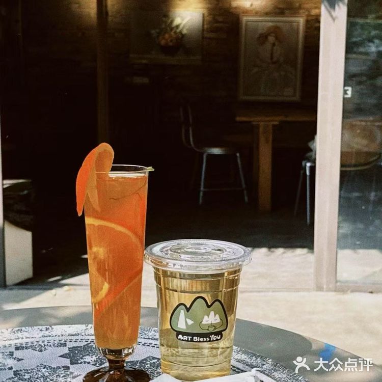 贵阳市区松弛感天花板 早咖晚酒都浪漫