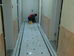 缝博士美缝工人施工现场-亚玛达电器