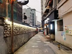 满墙生蚝壳-囧吉香生蚝牛排馆(湖北路店)