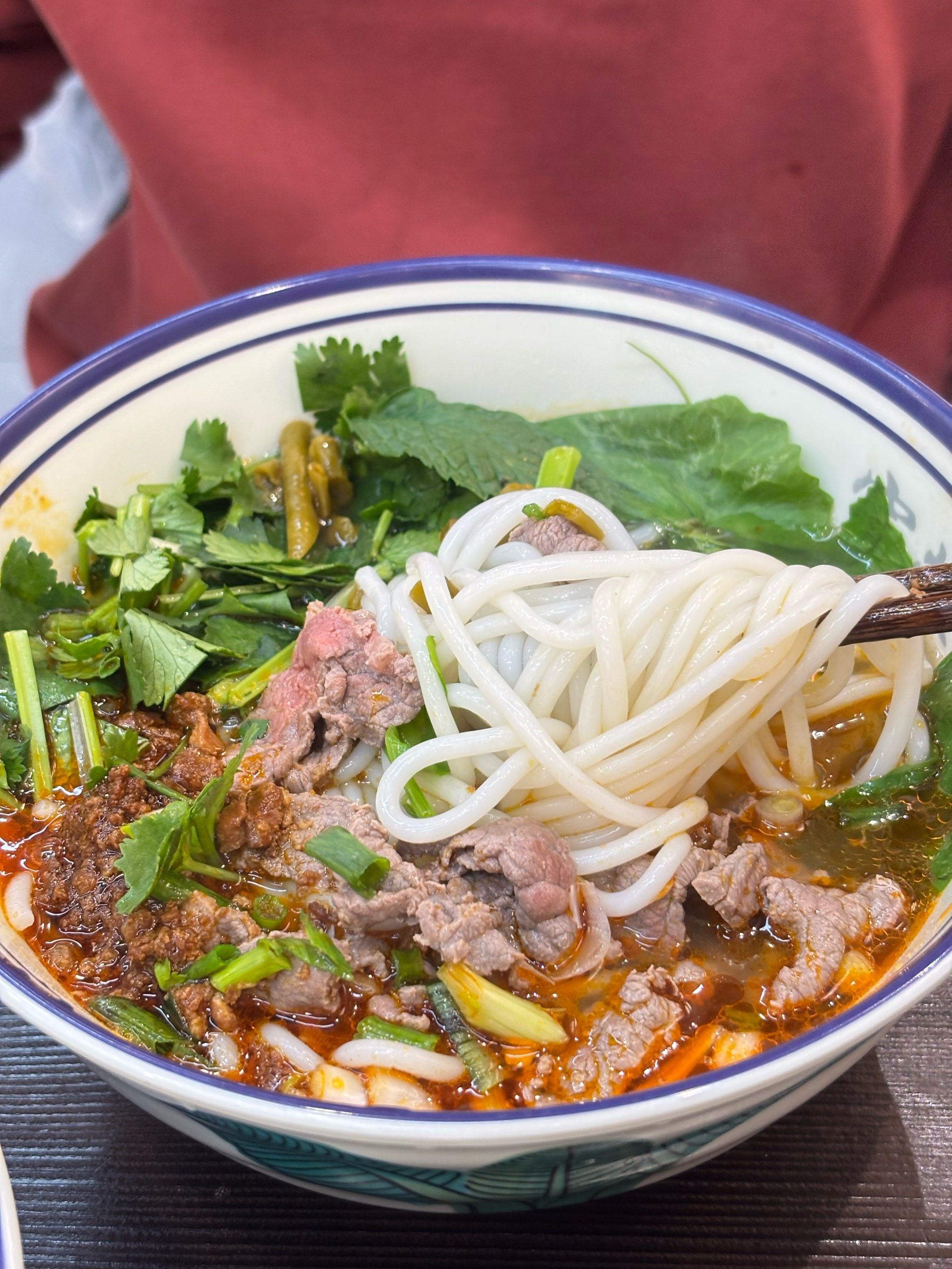 这一碗生烫牛肉米线,真的超满足