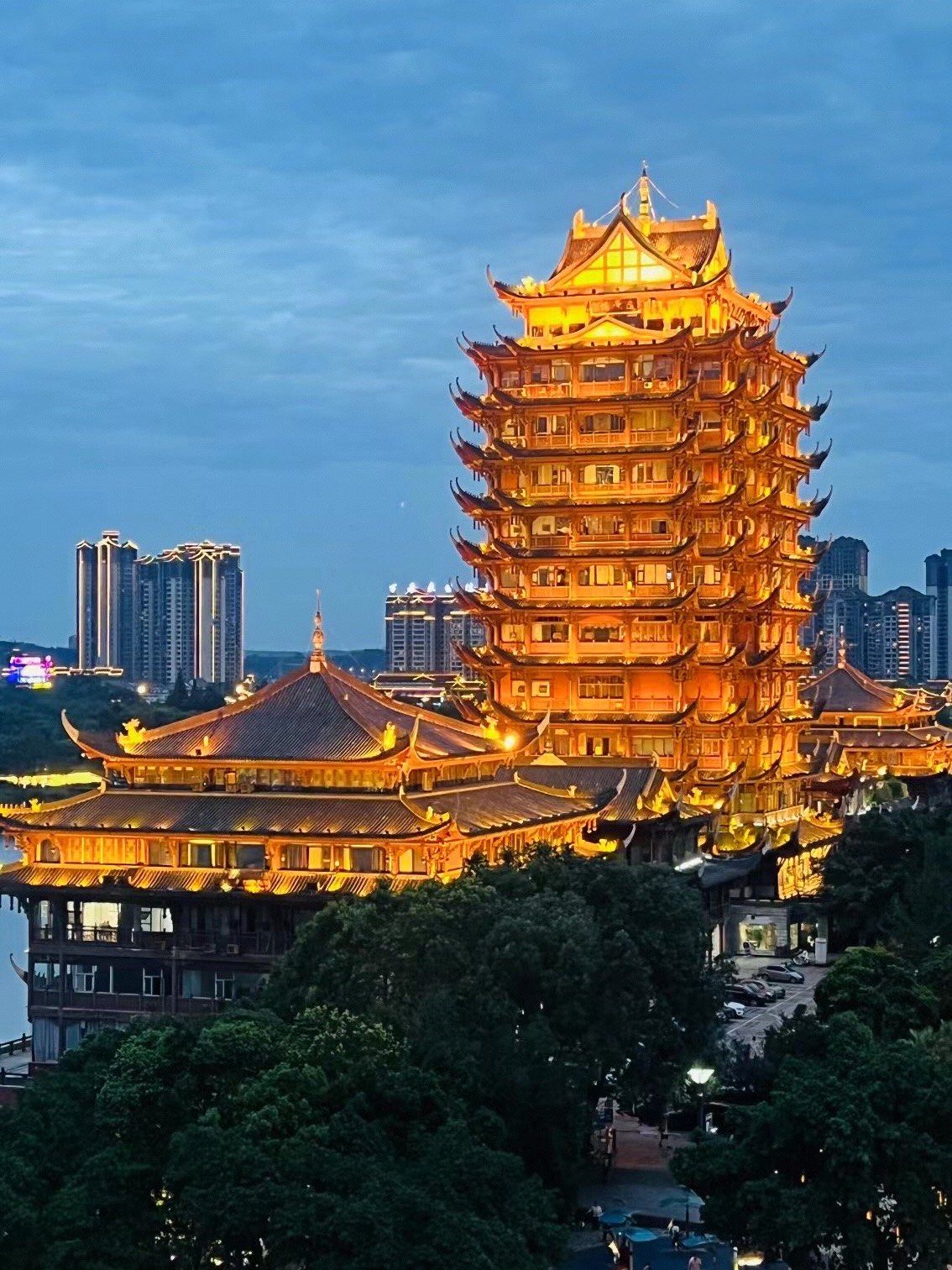 打卡眉山地标远景楼