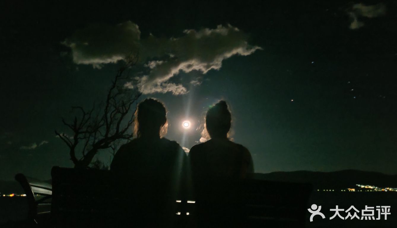 夜晚的洱海