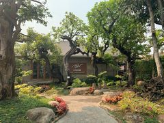 -Chom Cafe and Restaurant