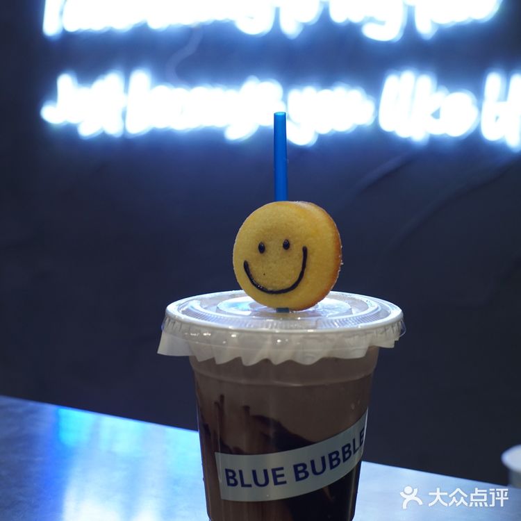 提拉米苏奶茶的吸管上搭配了一个笑脸磅蛋糕