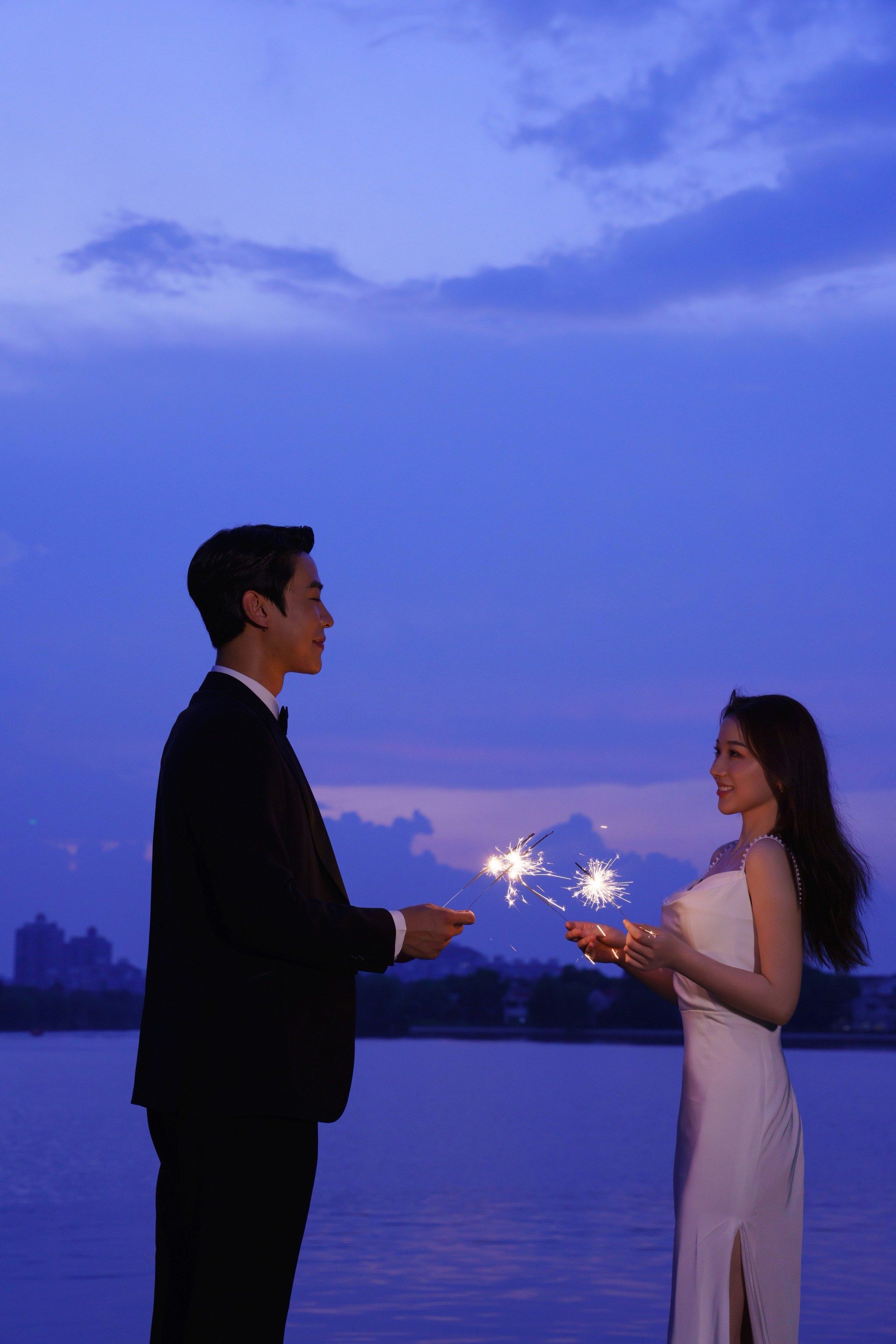 海边夜景婚纱照