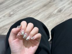 -花岐款式专研健康美甲沙龙