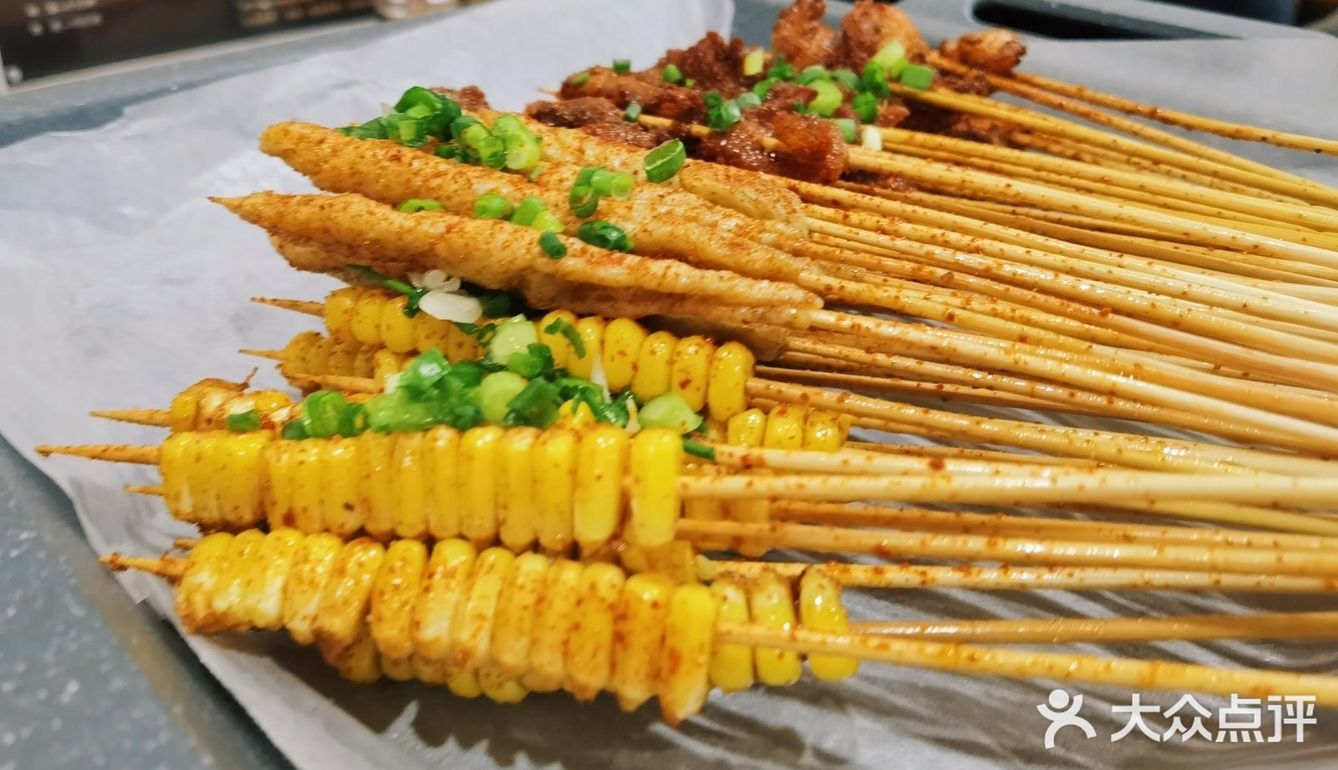 只有三四张桌子，我们晚上去的时候运气比较好还有位置