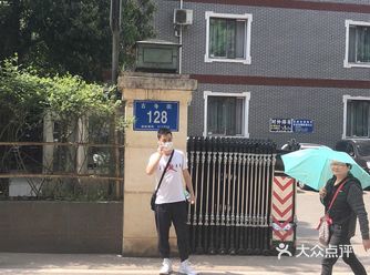 一行人浩浩荡荡的进山了，虽然以前已经无数次来过