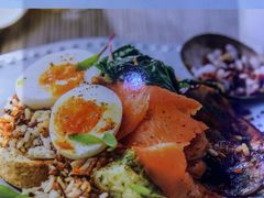 烟熏三文鱼溏心蛋杂粮碗-bluefrog蓝蛙(悠唐购物中心店)