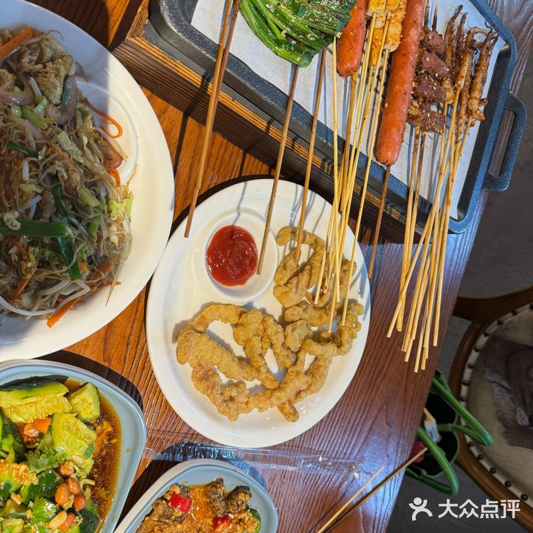 这里的呼伦贝尔羊肉串真是一绝!嫩滑多汁的羊肉