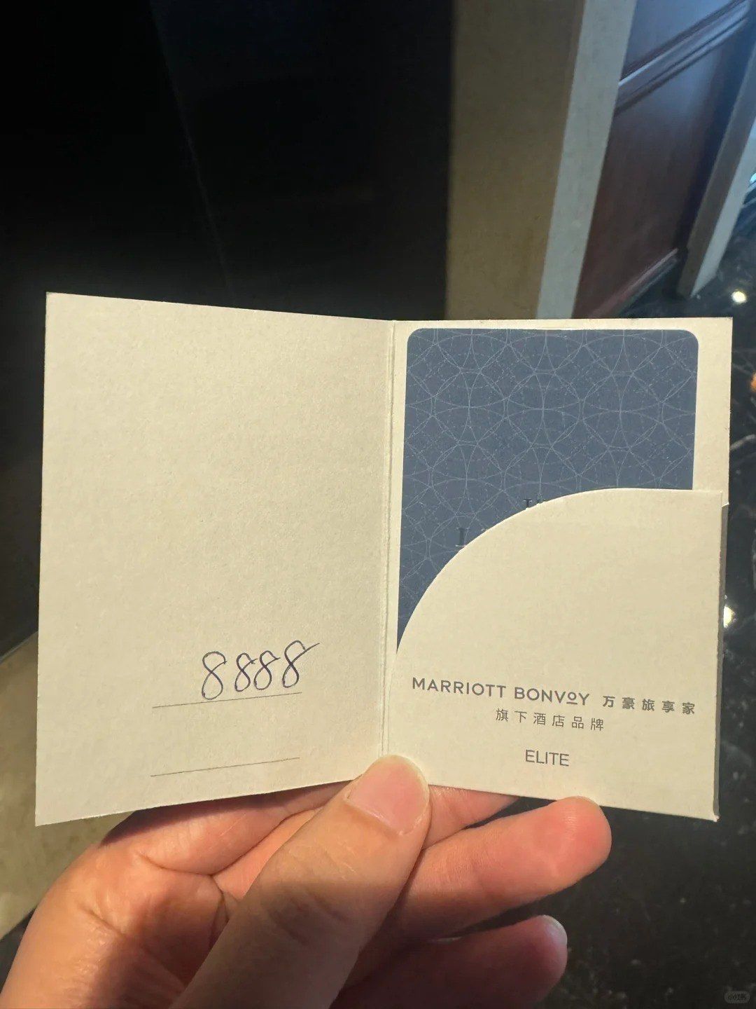 就到您的房间了",当时还以为只是套房楼层特别,拿到房卡看到8