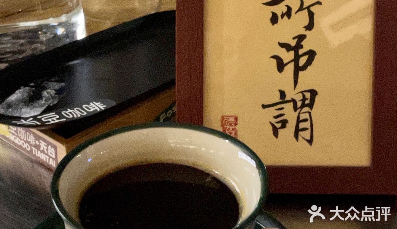 夜晚最适合去的咖啡馆，爱惨这个氛围感！ 