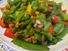 辣椒炒肉-鱼窝棚柴火铁锅炖(富山屯店)