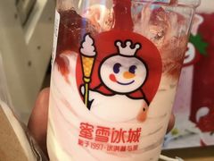草莓圣代-蜜雪冰城(同德里店)