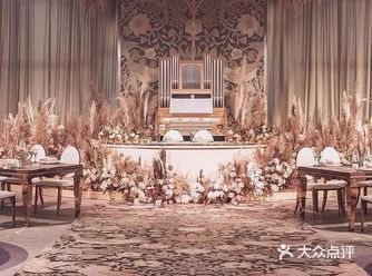 裸色调图案与精致的花卉相呼应，婚礼现场以稳重大方的裸