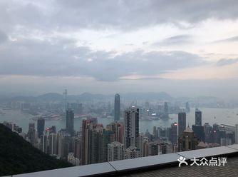 坐缆车不过七八分钟，坡度非常陡