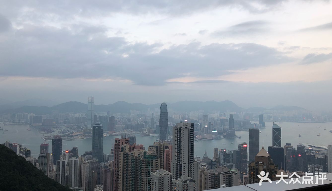 坐缆车不过七八分钟，坡度非常陡