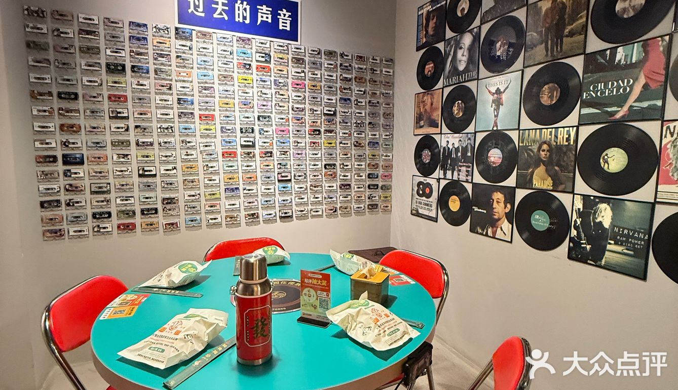 一秒回到90年代！复古港风鸡煲火锅[爱吃]