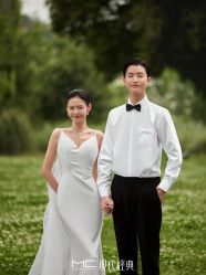 -现代经典婚纱摄影
