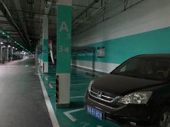 -万达广场菱角湖店-地面停车场