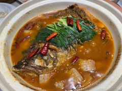 黄焖千岛湖鱼头-泓历皇朝酒店(东亭店)