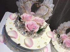 邂逅鲜花双层蛋糕-艾加柒克蛋糕茶歇甜品台(春熙路店)