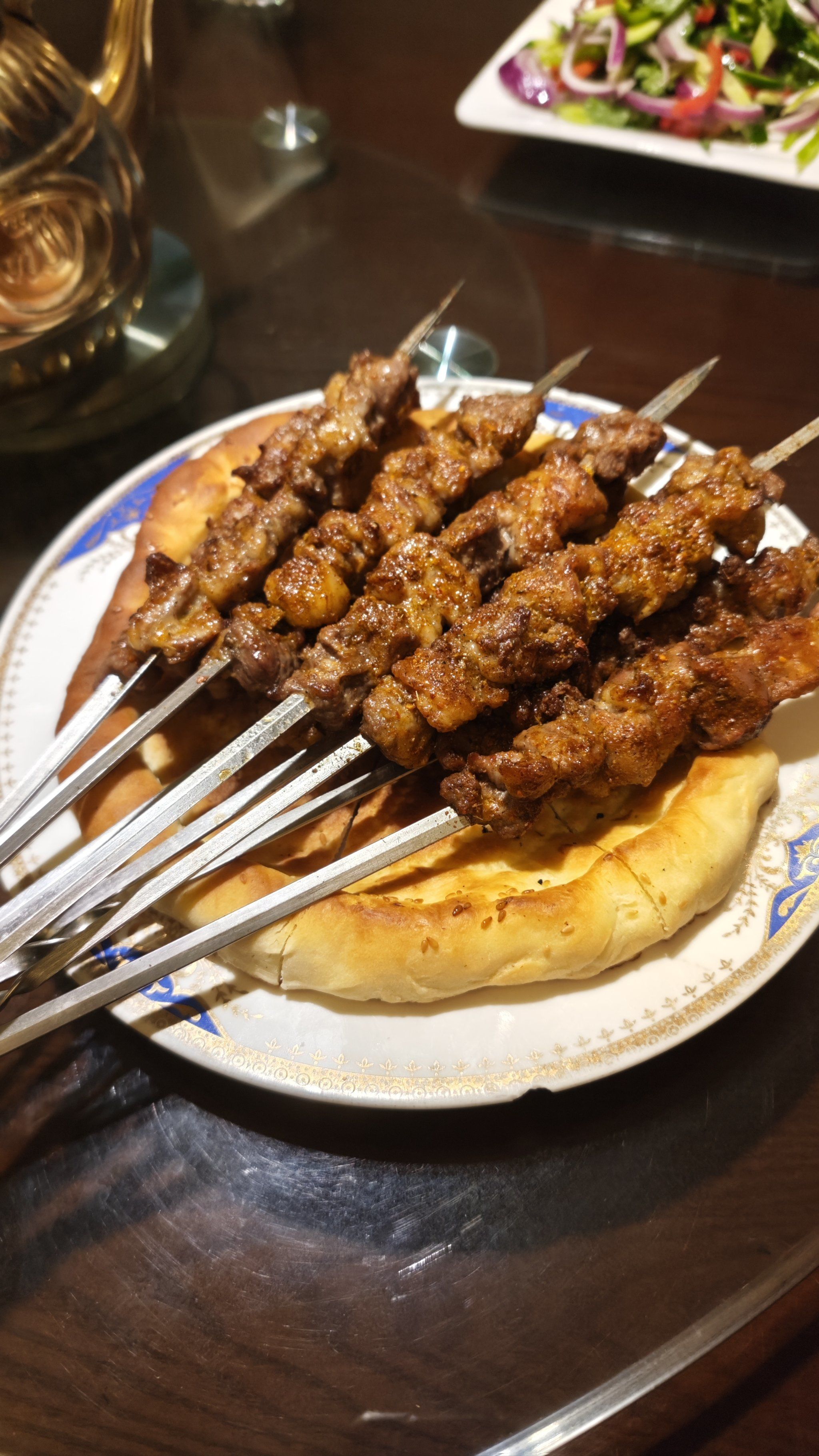 羊肉串,烤馕,大盘鸡,手抓羊肉甚至是奶茶都非常不错～
地道的新疆